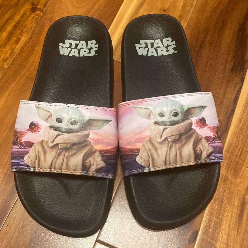 Boy’s Size 6/7 Grogu Star Wars Slides